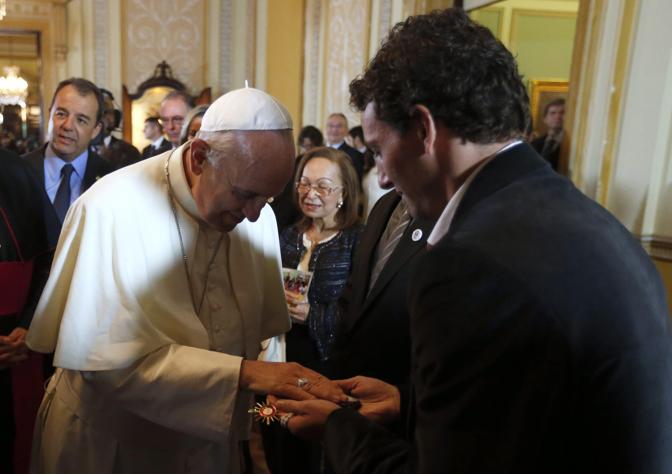 Bergoglio mentre benedice il crocifisso che gli porge Elano, centrocampista del Santos e della nazionale brasiliana. Ansa